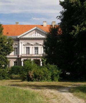 Výsadba zelene v parku pred kaštieľom